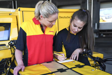Inbetriebnahme des 10000sten DHL StreetScooters in Köln