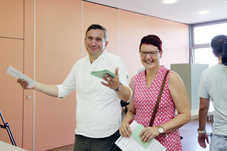 Martin Dulig beim Wählen in Moritzburg