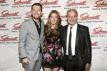 Revue 'Nutten, Koks und frische Erdbeeren' in Hamburg