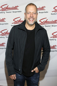 Revue 'Nutten, Koks und frische Erdbeeren' in Hamburg