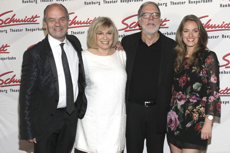 Revue 'Nutten, Koks und frische Erdbeeren' in Hamburg