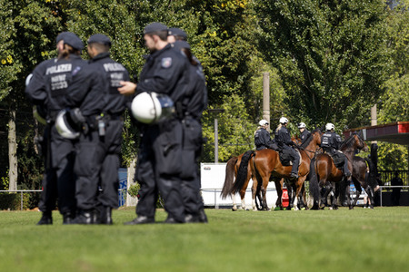 Polizeimaßnahmen beim Derby 1. FC Köln gegen Borussia Mönchengladbach in Köln