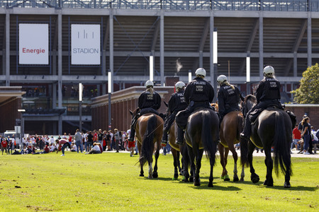 Polizeimaßnahmen beim Derby 1. FC Köln gegen Borussia Mönchengladbach in Köln