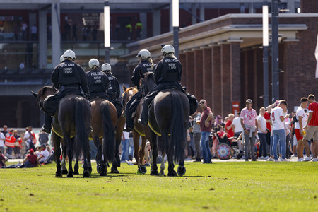 Polizeimaßnahmen beim Derby 1. FC Köln gegen Borussia Mönchengladbach in Köln