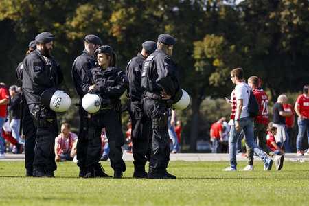 Polizeimaßnahmen beim Derby 1. FC Köln gegen Borussia Mönchengladbach in Köln