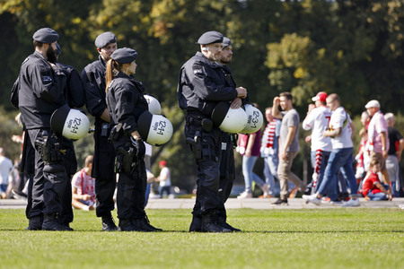 Polizeimaßnahmen beim Derby 1. FC Köln gegen Borussia Mönchengladbach in Köln