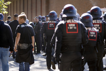 Polizeimaßnahmen beim Derby 1. FC Köln gegen Borussia Mönchengladbach in Köln