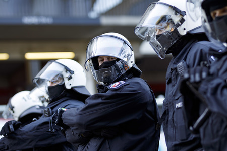 Polizeimaßnahmen beim Derby 1. FC Köln gegen Borussia Mönchengladbach in Köln