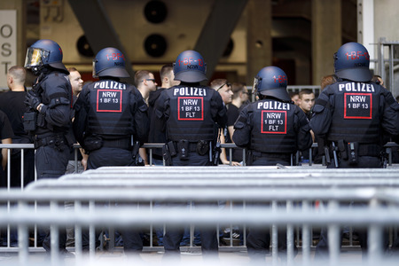 Polizeimaßnahmen beim Derby 1. FC Köln gegen Borussia Mönchengladbach in Köln