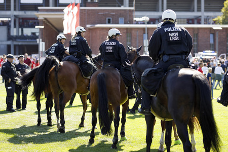 Polizeimaßnahmen beim Derby 1. FC Köln gegen Borussia Mönchengladbach in Köln