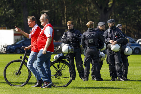 Polizeimaßnahmen beim Derby 1. FC Köln gegen Borussia Mönchengladbach in Köln