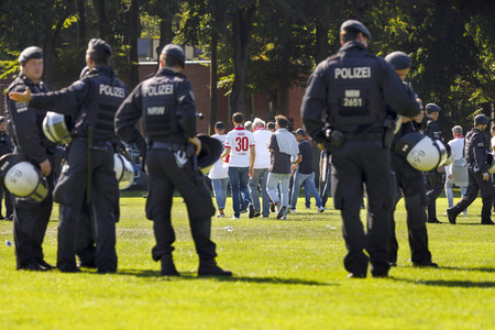 Polizeimaßnahmen beim Derby 1. FC Köln gegen Borussia Mönchengladbach in Köln