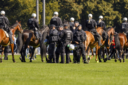 Polizeimaßnahmen beim Derby 1. FC Köln gegen Borussia Mönchengladbach in Köln