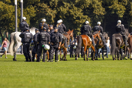 Polizeimaßnahmen beim Derby 1. FC Köln gegen Borussia Mönchengladbach in Köln