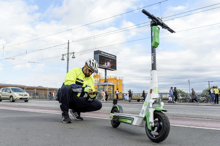 Polizei kontrolliert Fahrer von E-Sootern in Berlin