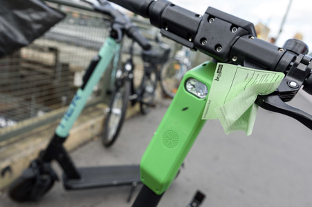 Polizei kontrolliert Fahrer von E-Sootern in Berlin