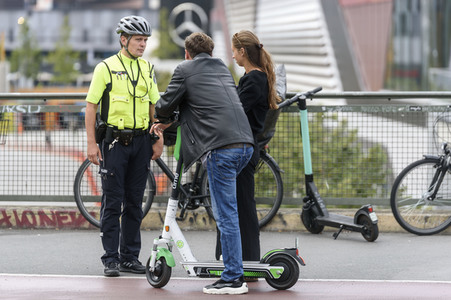 Polizei kontrolliert Fahrer von E-Sootern in Berlin