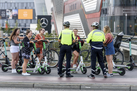 Polizei kontrolliert Fahrer von E-Sootern in Berlin