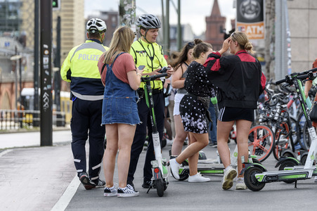 Polizei kontrolliert Fahrer von E-Sootern in Berlin