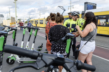 Polizei kontrolliert Fahrer von E-Sootern in Berlin