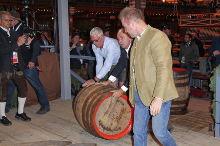 Wiesn Anstich auf dem Oktoberfest 2019 im Schottenhamel Festzelt in München