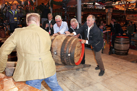 Wiesn Anstich auf dem Oktoberfest 2019 im Schottenhamel Festzelt in München