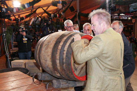 Wiesn Anstich auf dem Oktoberfest 2019 im Schottenhamel Festzelt in München