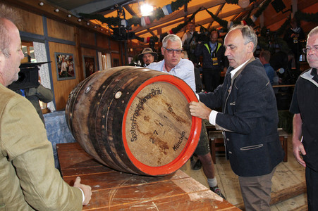 Wiesn Anstich auf dem Oktoberfest 2019 im Schottenhamel Festzelt in München