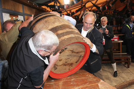 Wiesn Anstich auf dem Oktoberfest 2019 im Schottenhamel Festzelt in München