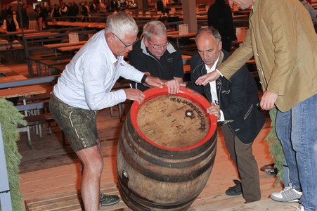 Wiesn Anstich auf dem Oktoberfest 2019 im Schottenhamel Festzelt in München