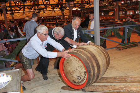 Wiesn Anstich auf dem Oktoberfest 2019 im Schottenhamel Festzelt in München