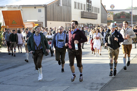 Wiesn Anstich auf dem Oktoberfest 2019 im Schottenhamel Festzelt in München