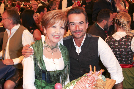 Wiesn Anstich auf dem Oktoberfest 2019 im Schottenhamel Festzelt in München