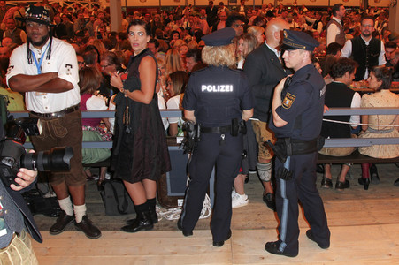 Wiesn Anstich auf dem Oktoberfest 2019 im Schottenhamel Festzelt in München