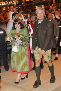 Wiesn Anstich auf dem Oktoberfest 2019 im Schottenhamel Festzelt in München