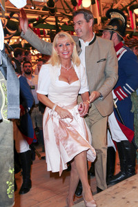 Wiesn Anstich auf dem Oktoberfest 2019 im Schottenhamel Festzelt in München