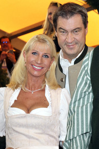 Wiesn Anstich auf dem Oktoberfest 2019 im Schottenhamel Festzelt in München