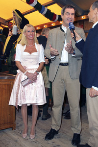 Wiesn Anstich auf dem Oktoberfest 2019 im Schottenhamel Festzelt in München