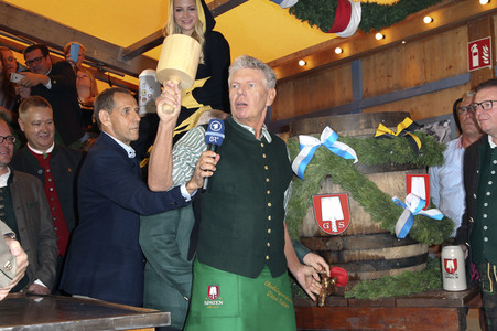 Wiesn Anstich auf dem Oktoberfest 2019 im Schottenhamel Festzelt in München