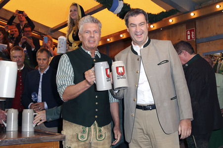 Wiesn Anstich auf dem Oktoberfest 2019 im Schottenhamel Festzelt in München
