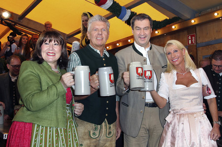 Wiesn Anstich auf dem Oktoberfest 2019 im Schottenhamel Festzelt in München