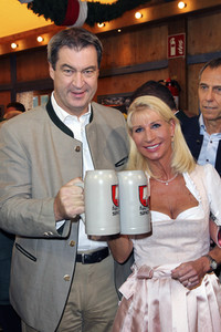 Wiesn Anstich auf dem Oktoberfest 2019 im Schottenhamel Festzelt in München