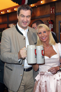 Wiesn Anstich auf dem Oktoberfest 2019 im Schottenhamel Festzelt in München