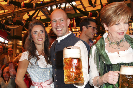 Wiesn Anstich auf dem Oktoberfest 2019 im Schottenhamel Festzelt in München