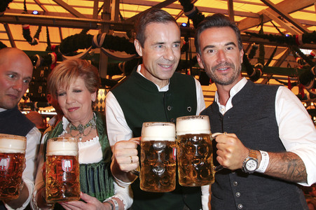 Wiesn Anstich auf dem Oktoberfest 2019 im Schottenhamel Festzelt in München