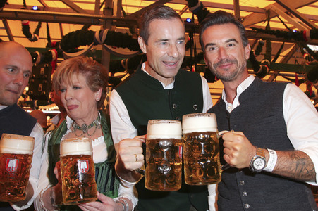 Wiesn Anstich auf dem Oktoberfest 2019 im Schottenhamel Festzelt in München