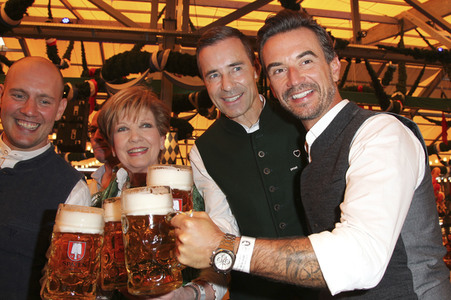 Wiesn Anstich auf dem Oktoberfest 2019 im Schottenhamel Festzelt in München