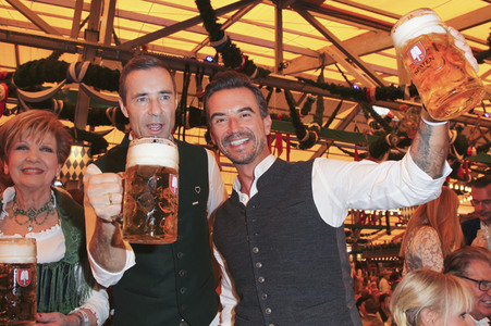 Wiesn Anstich auf dem Oktoberfest 2019 im Schottenhamel Festzelt in München