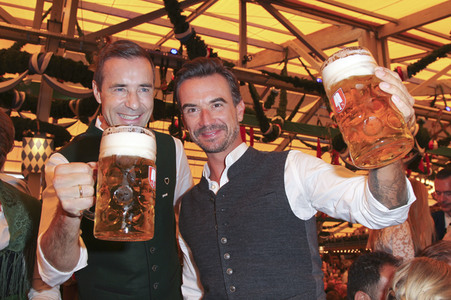 Wiesn Anstich auf dem Oktoberfest 2019 im Schottenhamel Festzelt in München