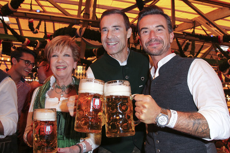 Wiesn Anstich auf dem Oktoberfest 2019 im Schottenhamel Festzelt in München